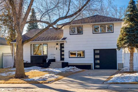 2539 Chicoutimi Drive NW Calgary AB T2L 0W4