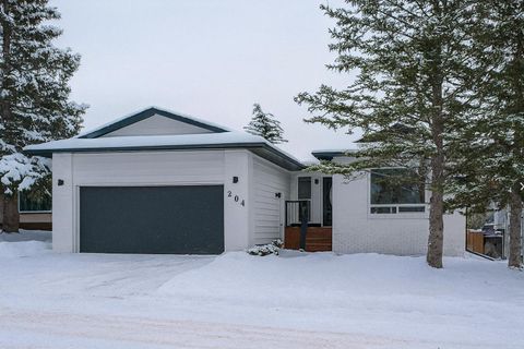 204 Hawkhill Way NW Calgary AB T3G 3J1