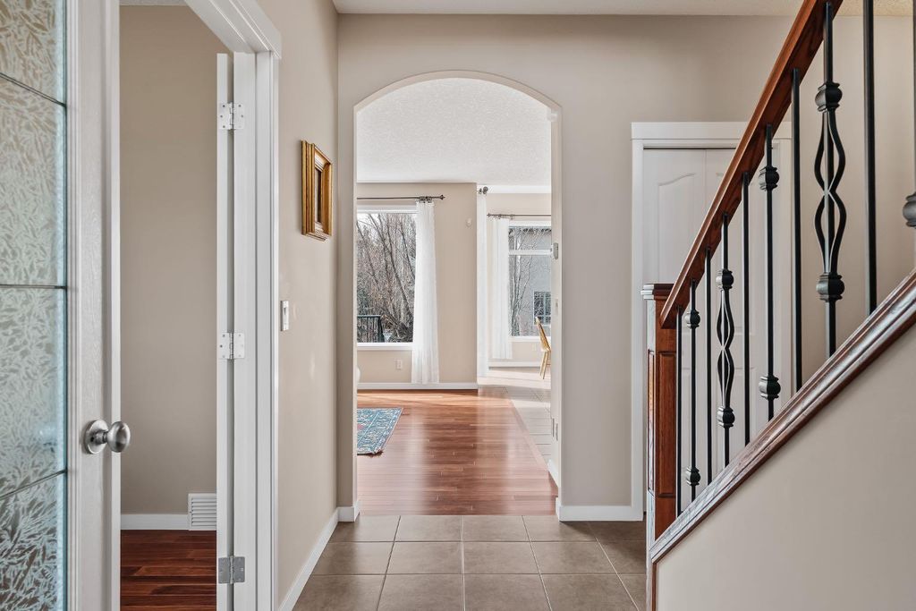 Photo of 430 Discovery Ridge Boulevard SW, Calgary, AB T3H 5T7 (MLS # A2315500)