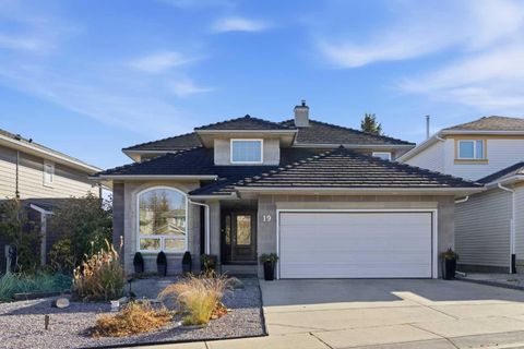 Photo of 19 Sceptre Close NW, Calgary, AB T3L 1X8 (MLS # A2266263) Photo of 19 Sceptre Close NW, Calgary, AB T3L 1X8 (MLS # A2266263)