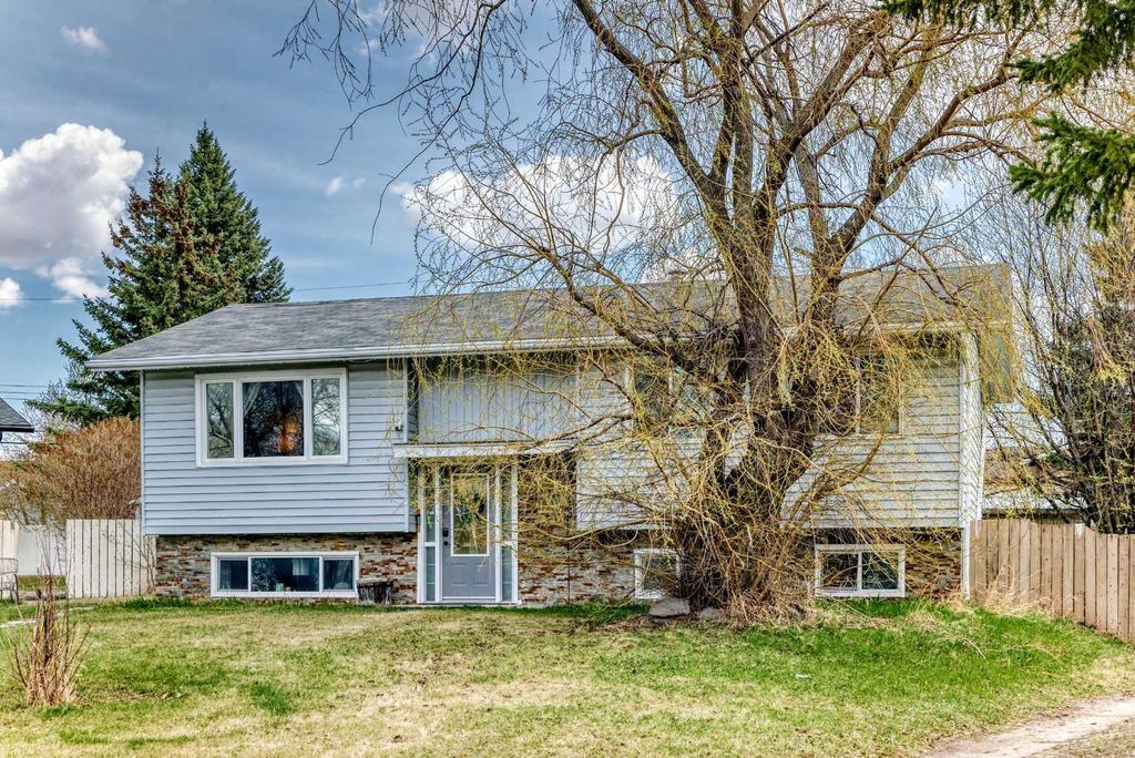 Photo of 3 Shannon Close, Olds, AB T4H 1C1 (MLS # A2309426)