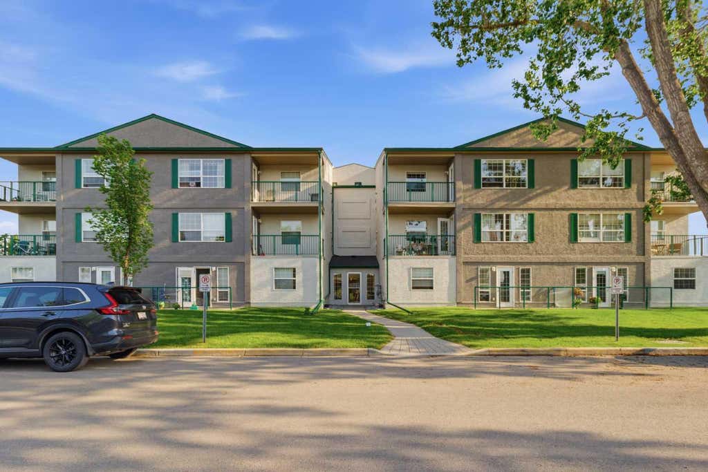 Photo of 105 7 Avenue SE #208, High River, AB T1V 1T8 (MLS # A2334317)