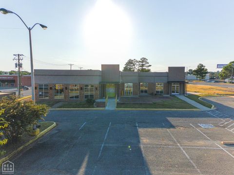 Photo of 1421 S Caraway Road, Jonesboro, AR 72401 (MLS # 10122960)