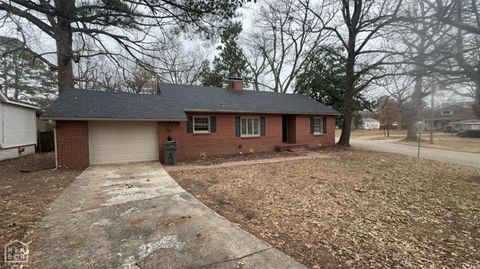 Photo of 621 W Thomas Avenue, Jonesboro, AR 72401 (MLS # 10125516)