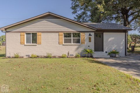 Photo of 1811 Magnolia Lane, Paragould, AR 72450 (MLS # 10125591)