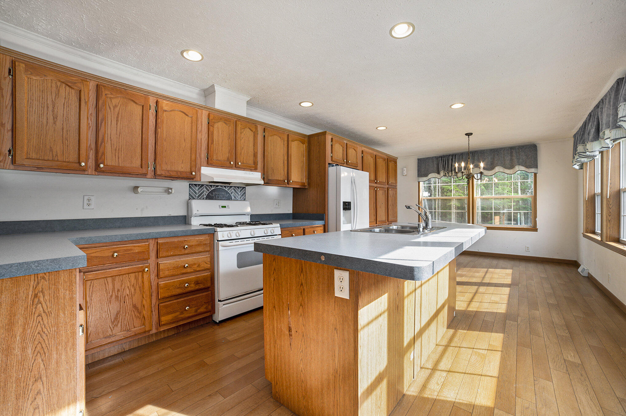 Cheboygan, Michigan 49721, United States, 3 Bedrooms Bedrooms, ,2 BathroomsBathrooms,Residential,Contingent,45594