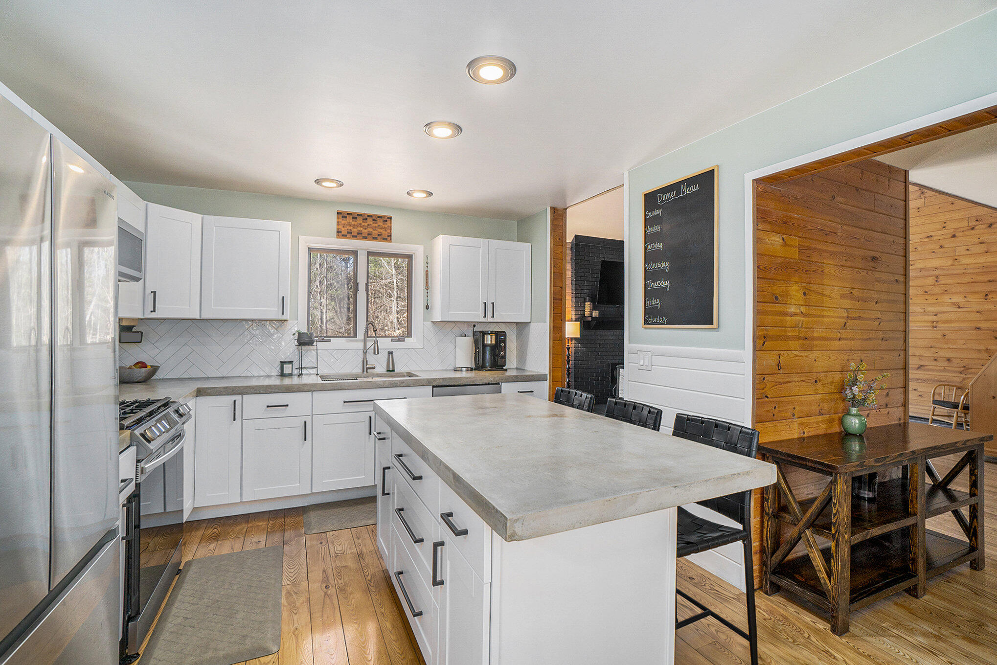 Cheboygan, Michigan 49721, United States, 3 Bedrooms Bedrooms, ,3 BathroomsBathrooms,Residential,Contingent,110997