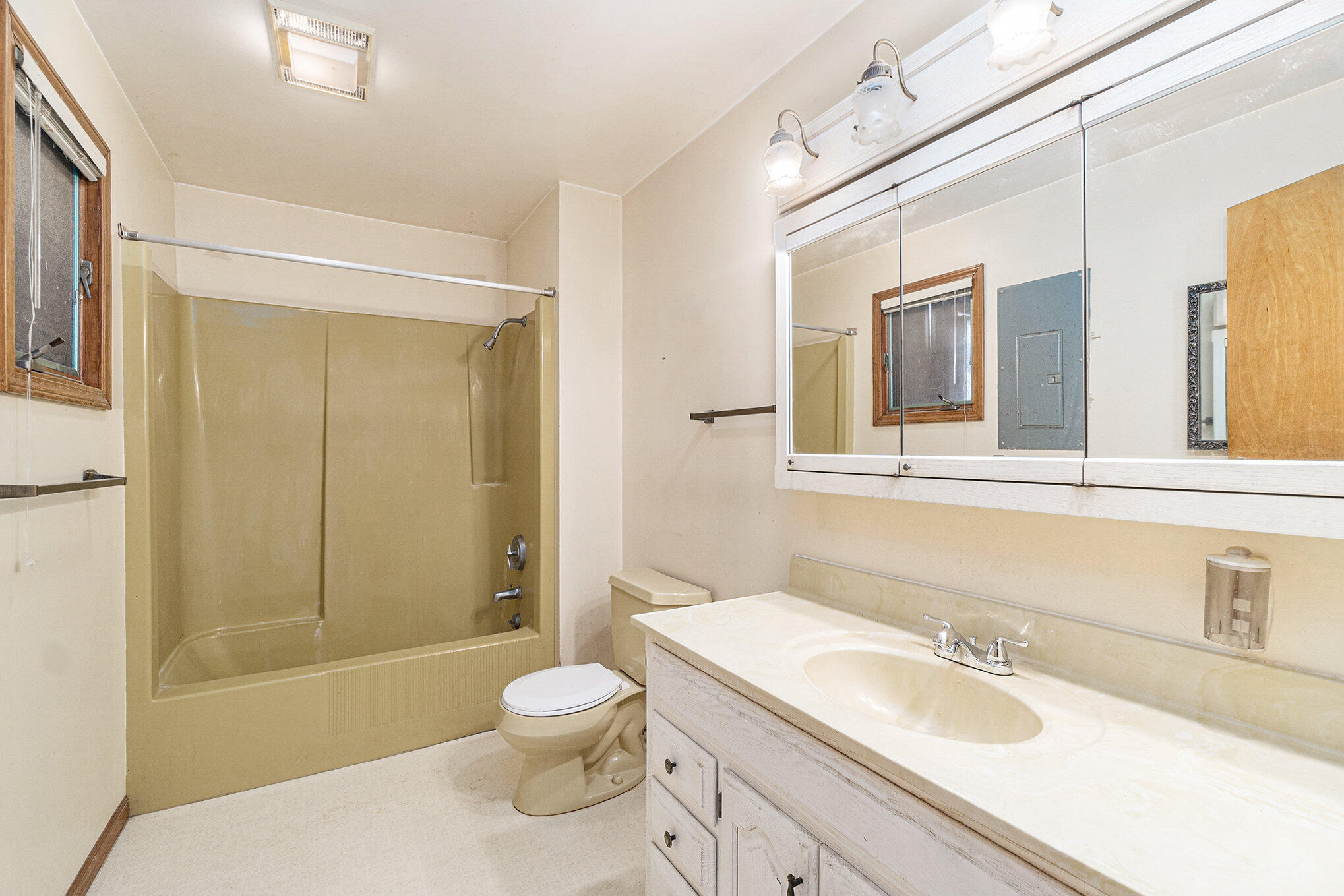 Cheboygan, Michigan 49721, United States, 3 Bedrooms Bedrooms, ,2 BathroomsBathrooms,Residential,Contingent,115307