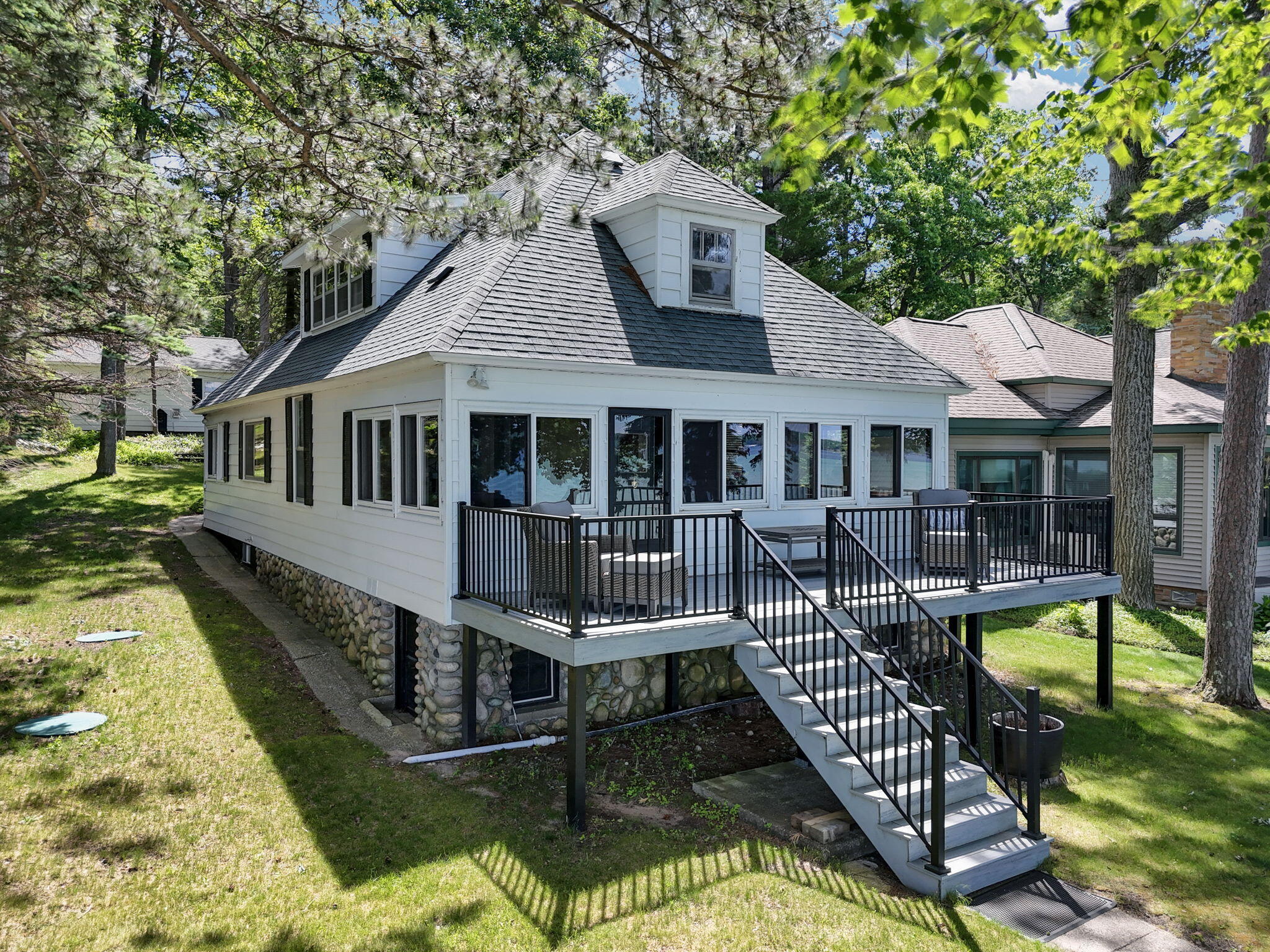 Enjoy breathtaking sunsets from this Higgins Lake waterfront home loca – image 2