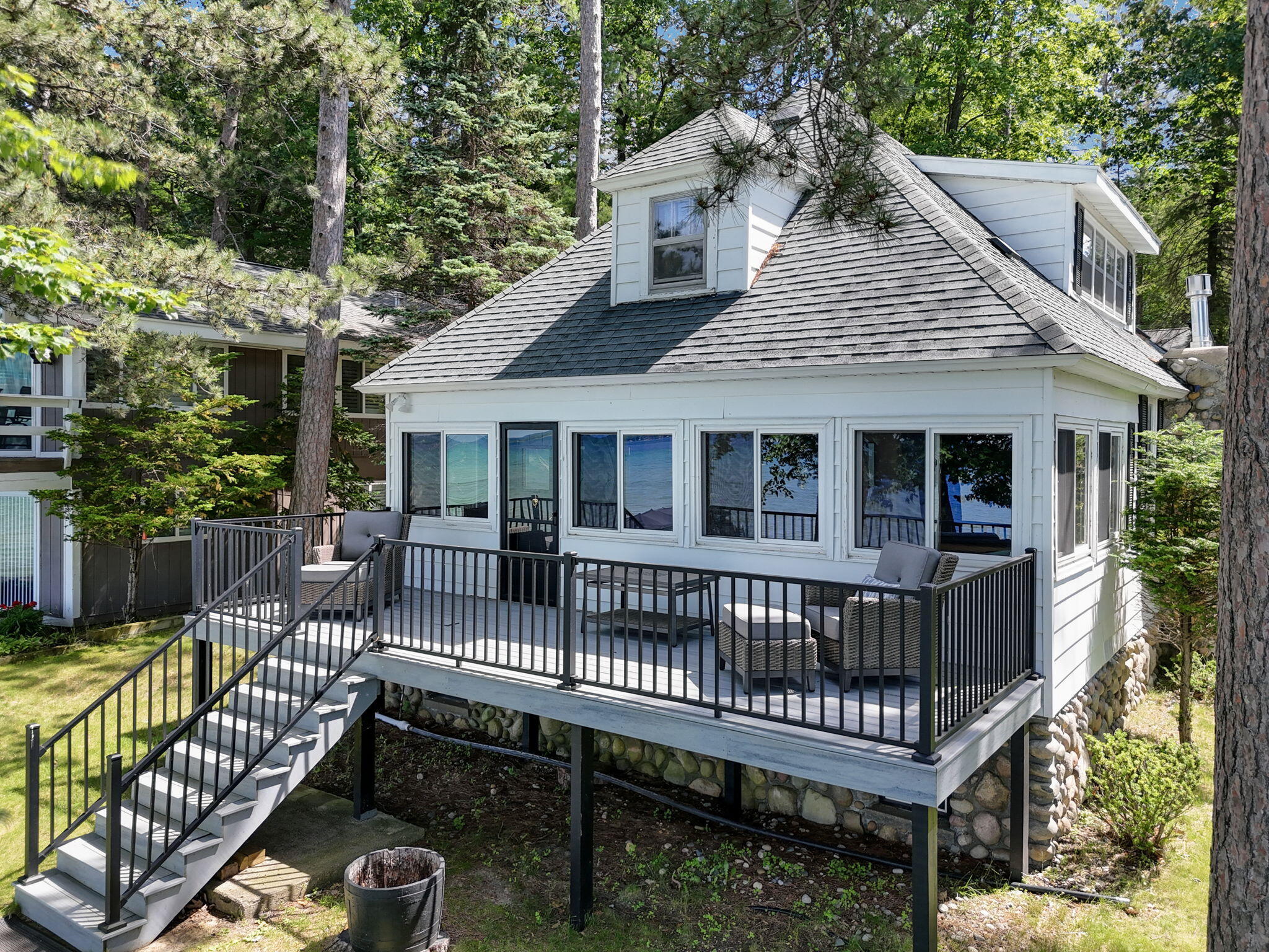 Enjoy breathtaking sunsets from this Higgins Lake waterfront home loca – image 3