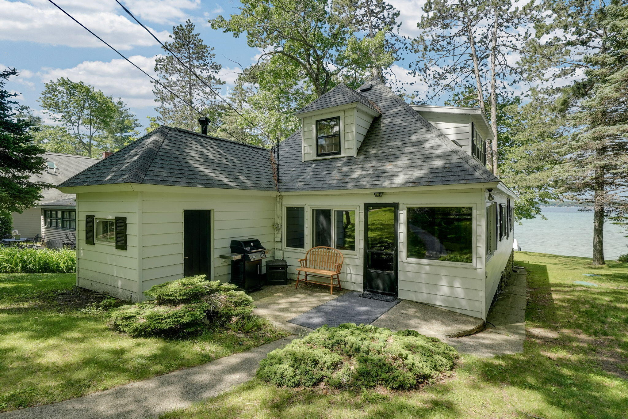 Enjoy breathtaking sunsets from this Higgins Lake waterfront home loca – image 45