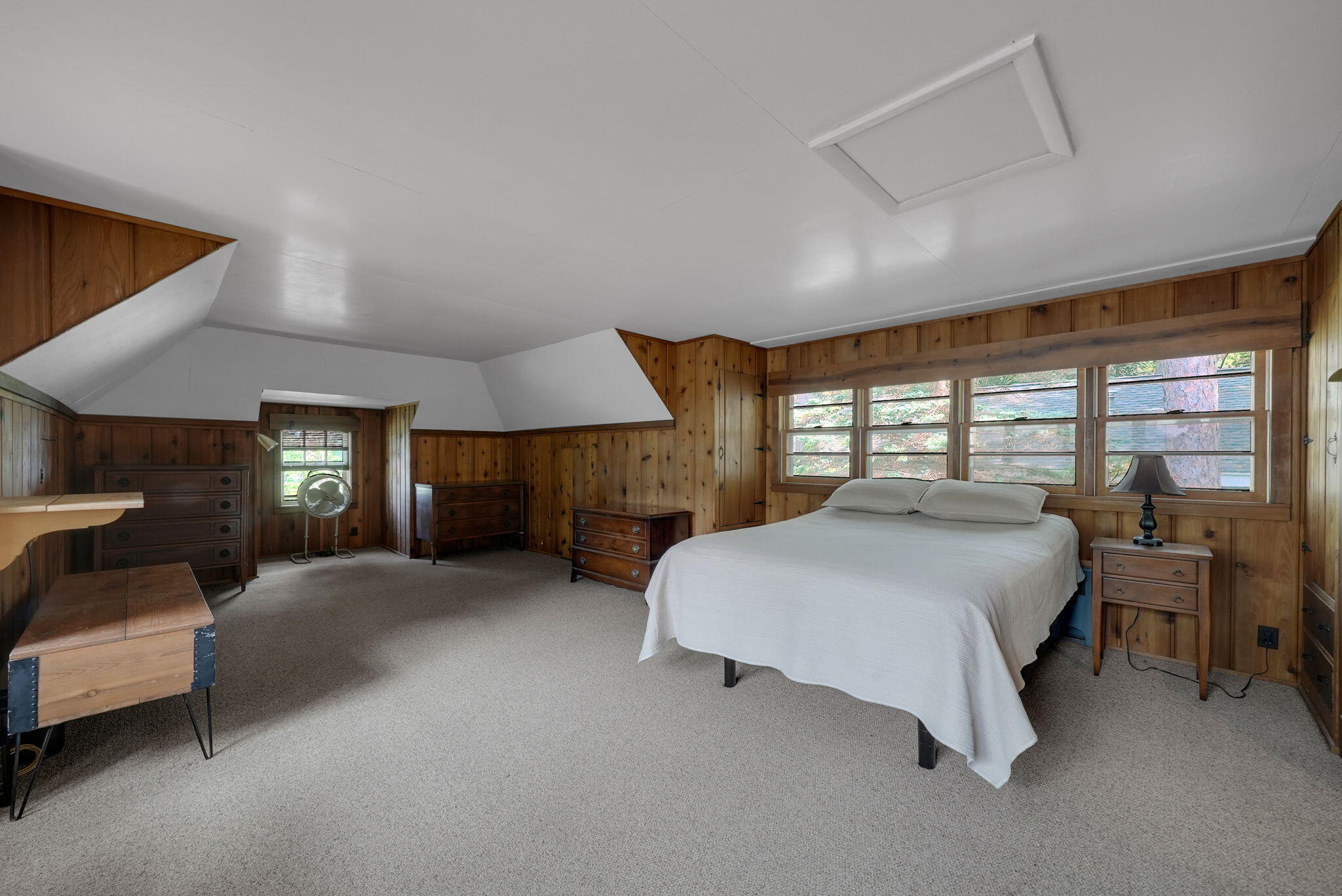 Enjoy breathtaking sunsets from this Higgins Lake waterfront home loca – image 36