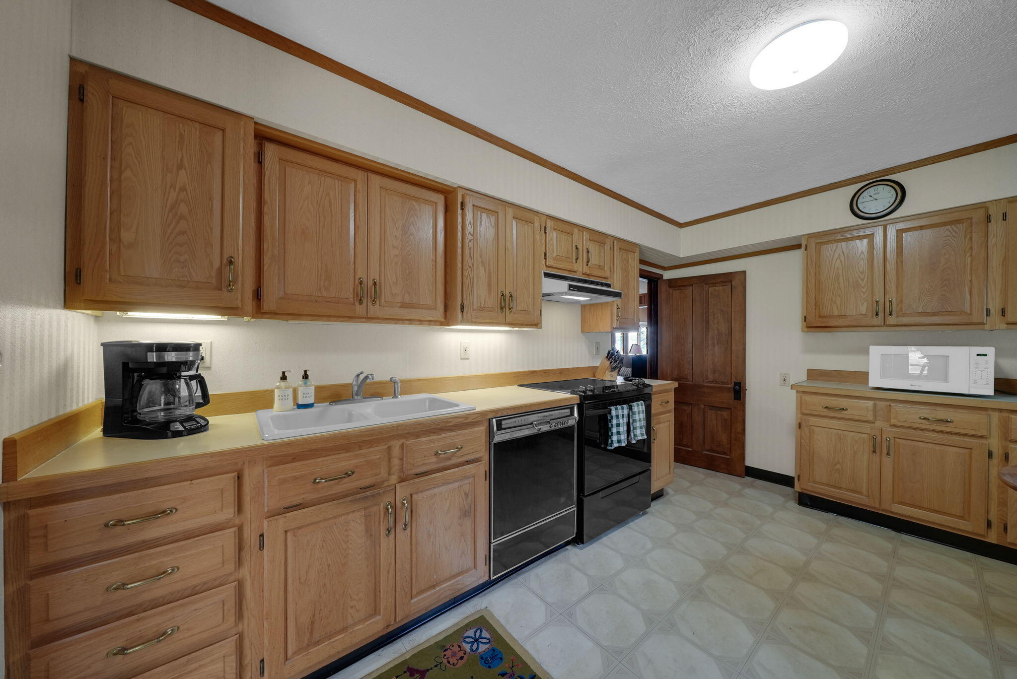 Enjoy breathtaking sunsets from this Higgins Lake waterfront home loca – image 10