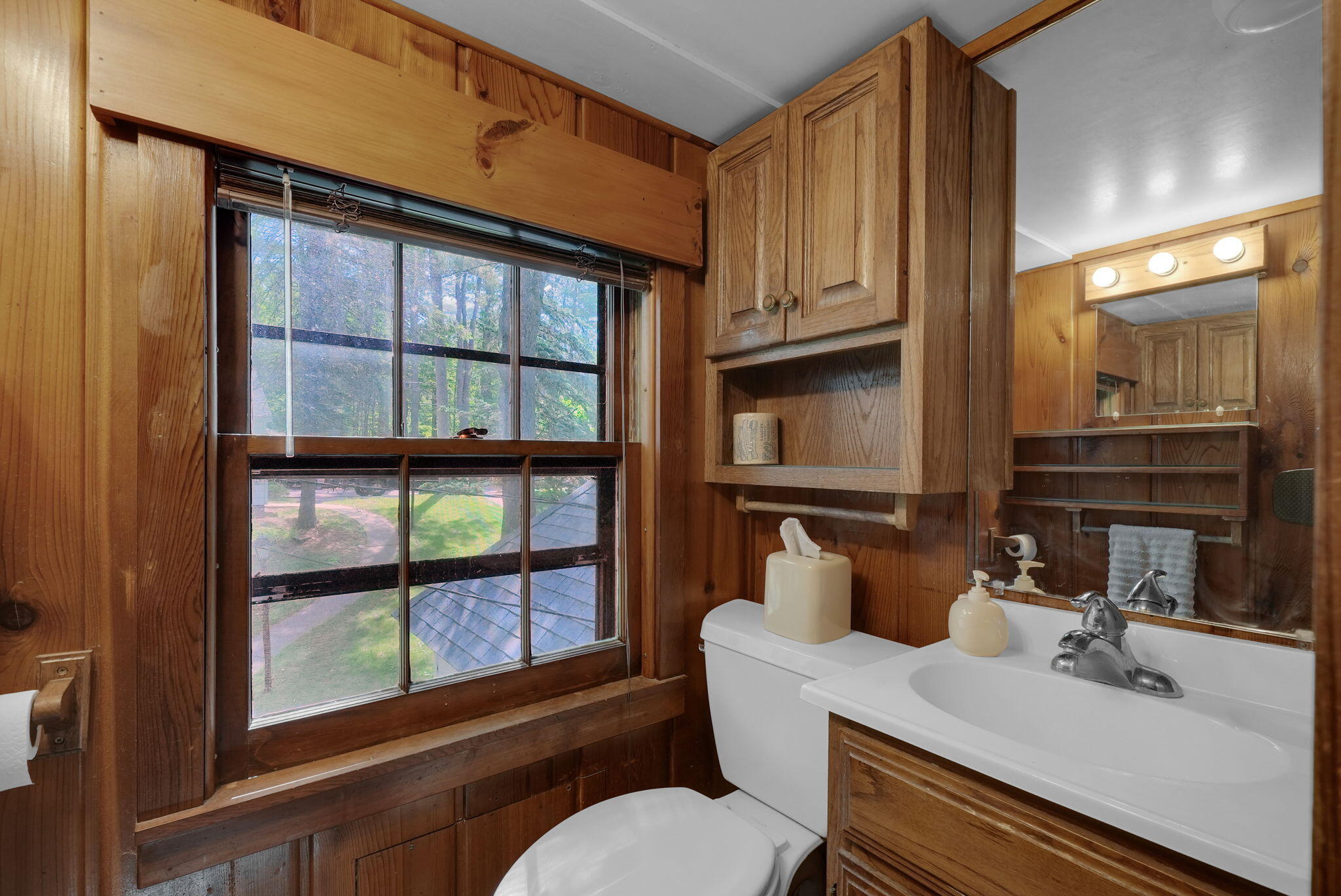Enjoy breathtaking sunsets from this Higgins Lake waterfront home loca – image 40