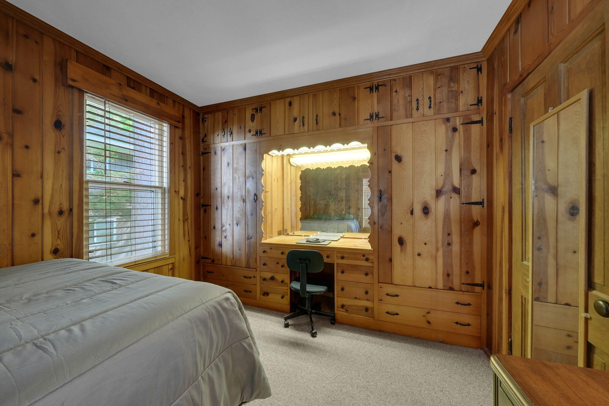 Enjoy breathtaking sunsets from this Higgins Lake waterfront home loca – image 20