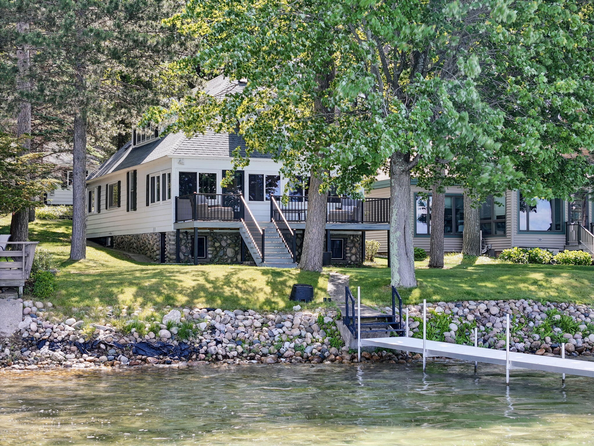 Enjoy breathtaking sunsets from this Higgins Lake waterfront home loca – image 1