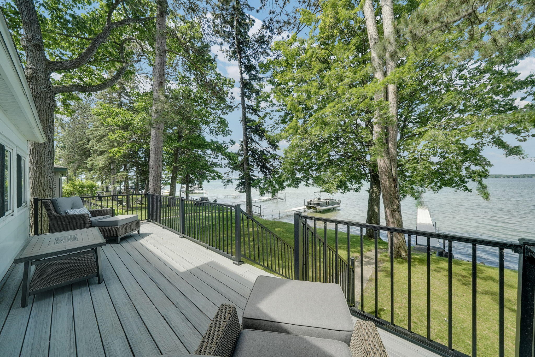 Enjoy breathtaking sunsets from this Higgins Lake waterfront home loca – image 4