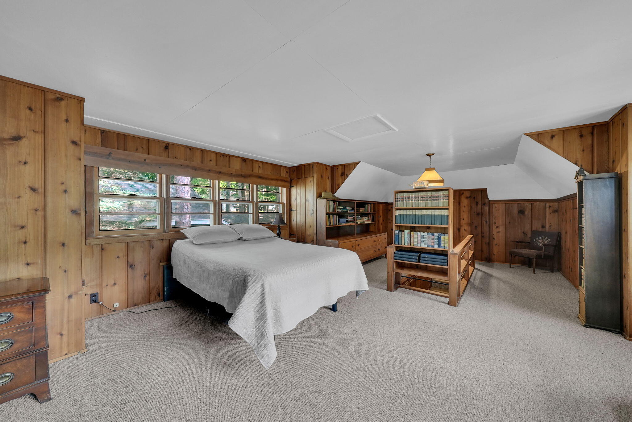 Enjoy breathtaking sunsets from this Higgins Lake waterfront home loca – image 35