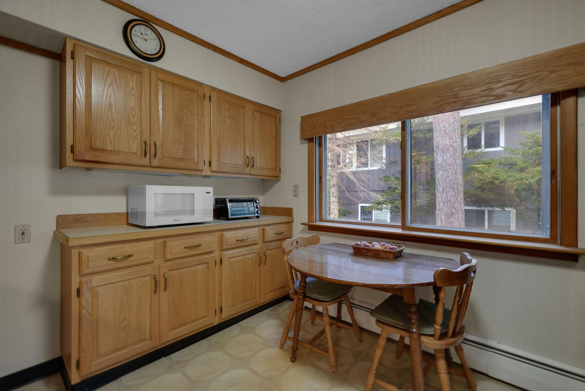 Enjoy breathtaking sunsets from this Higgins Lake waterfront home loca – image 12