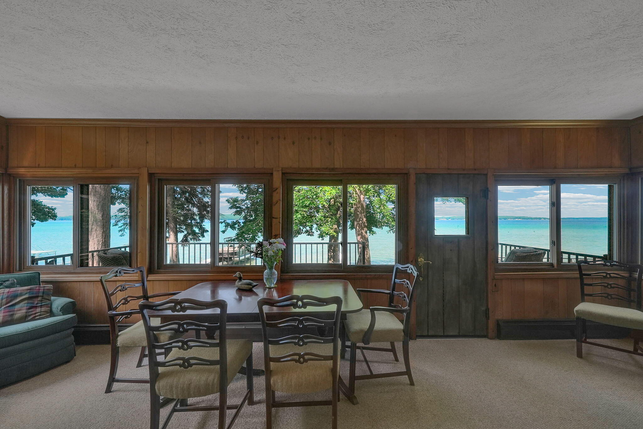 Enjoy breathtaking sunsets from this Higgins Lake waterfront home loca – image 24