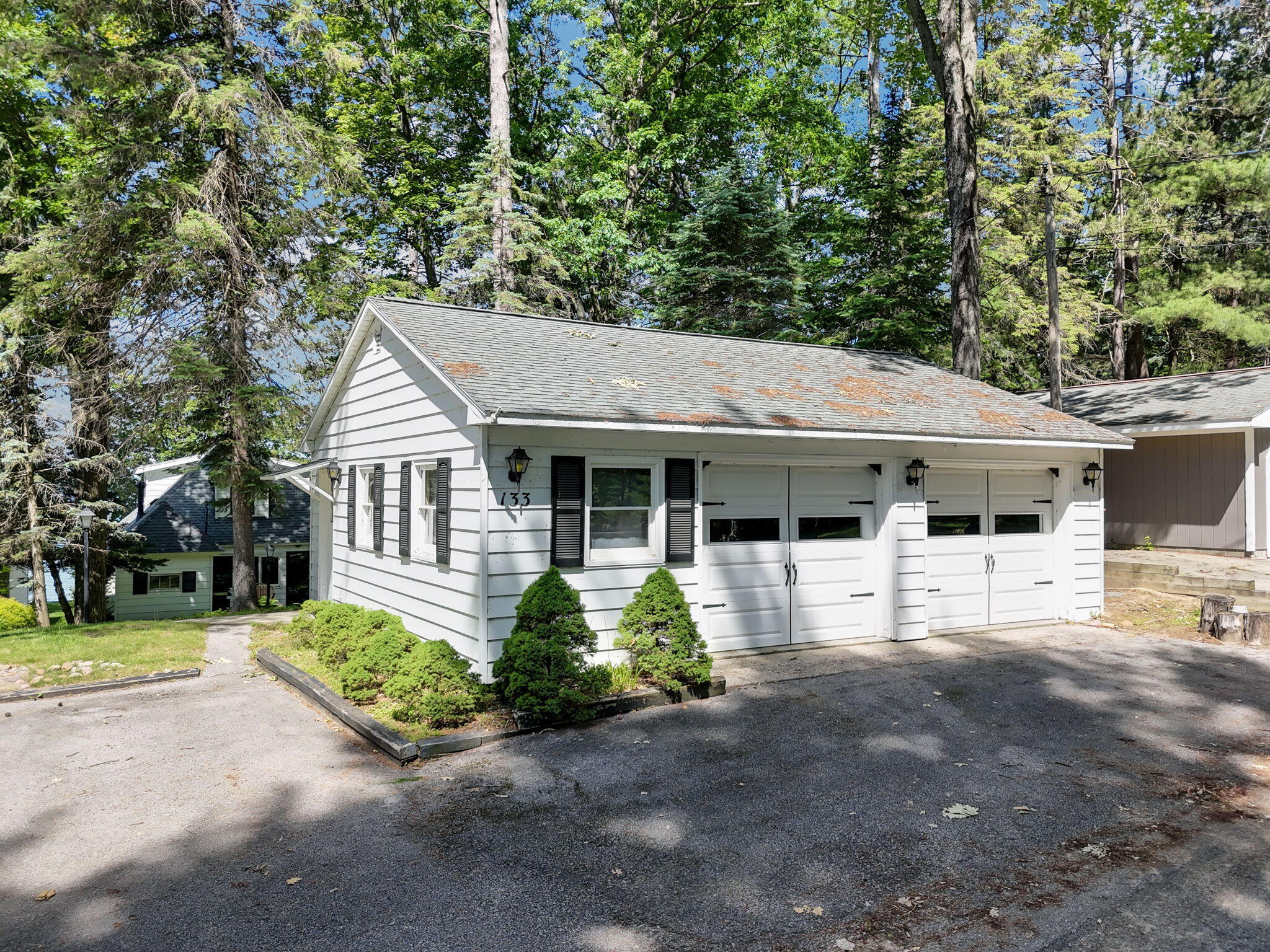 Enjoy breathtaking sunsets from this Higgins Lake waterfront home loca – image 6