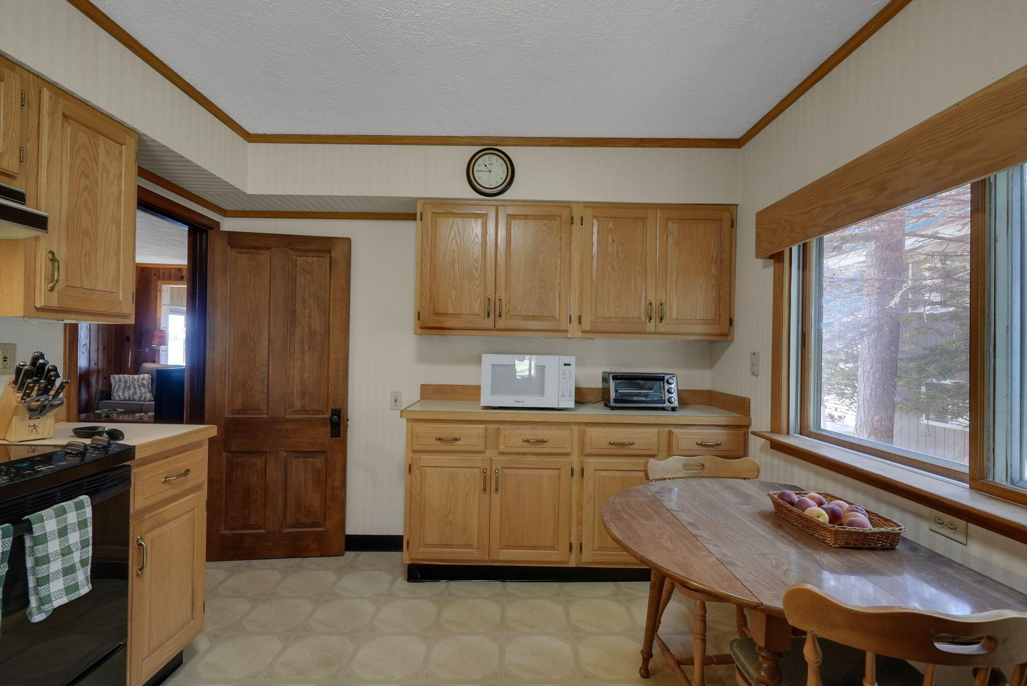 Enjoy breathtaking sunsets from this Higgins Lake waterfront home loca – image 11