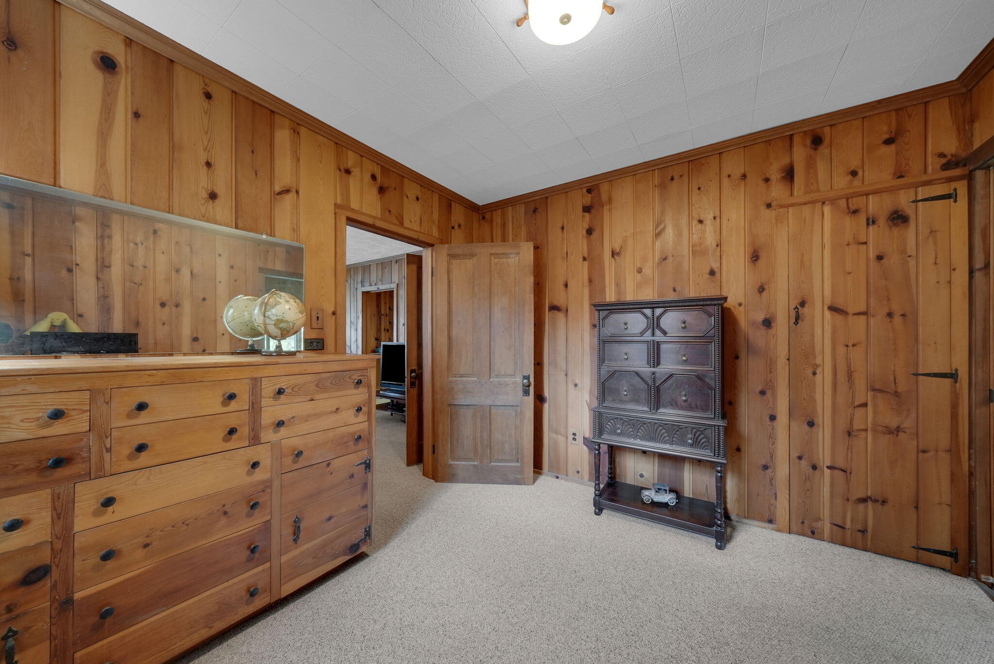 Enjoy breathtaking sunsets from this Higgins Lake waterfront home loca – image 23