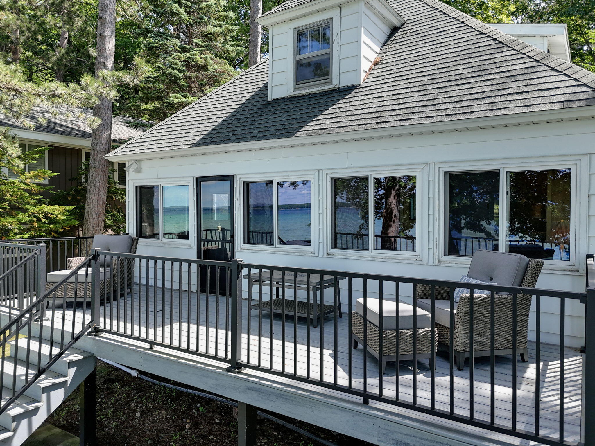 Enjoy breathtaking sunsets from this Higgins Lake waterfront home loca – image 43