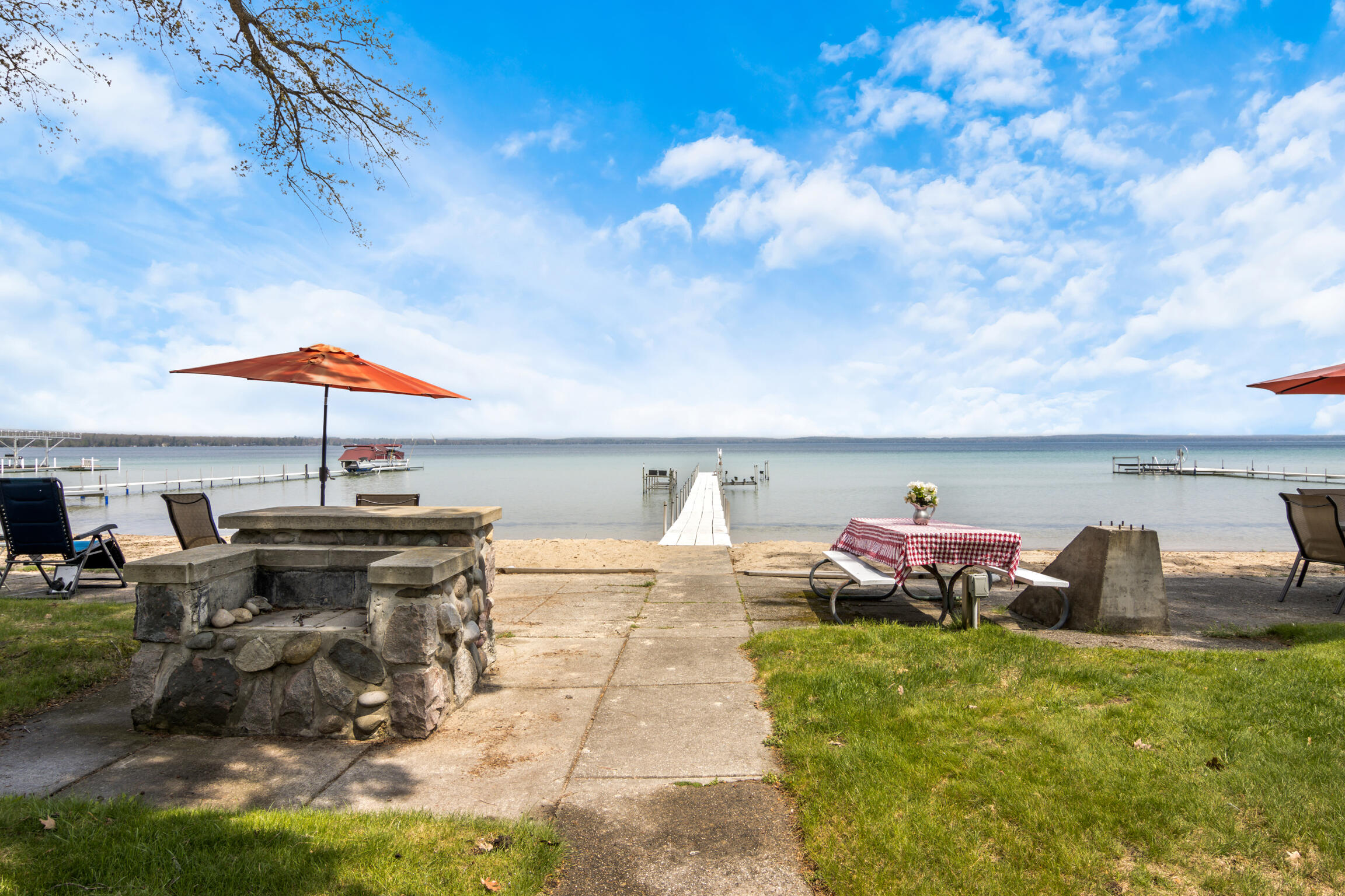 Roscommon, Michigan, 48653, United States, 6 Bedrooms Bedrooms, ,2 BathroomsBathrooms,Residential,Active,2038178