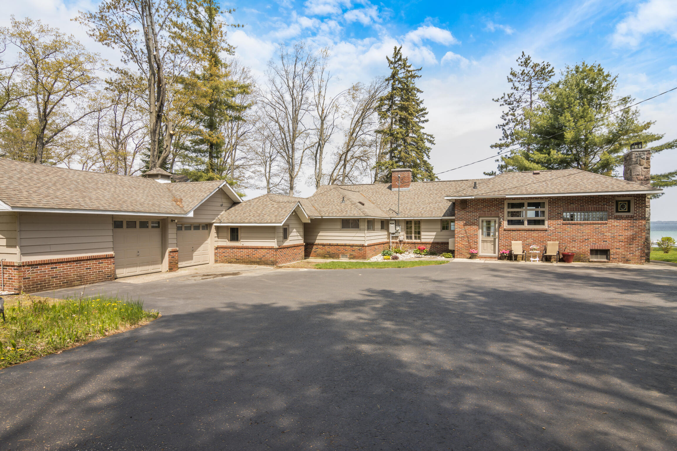 Roscommon, Michigan, 48653, United States, 6 Bedrooms Bedrooms, ,2 BathroomsBathrooms,Residential,Active,2038178