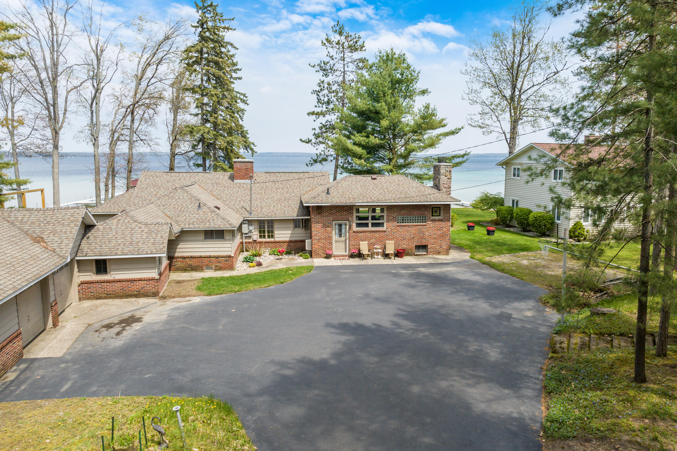 Roscommon, Michigan, 48653, United States, 6 Bedrooms Bedrooms, ,2 BathroomsBathrooms,Residential,Active,2038178