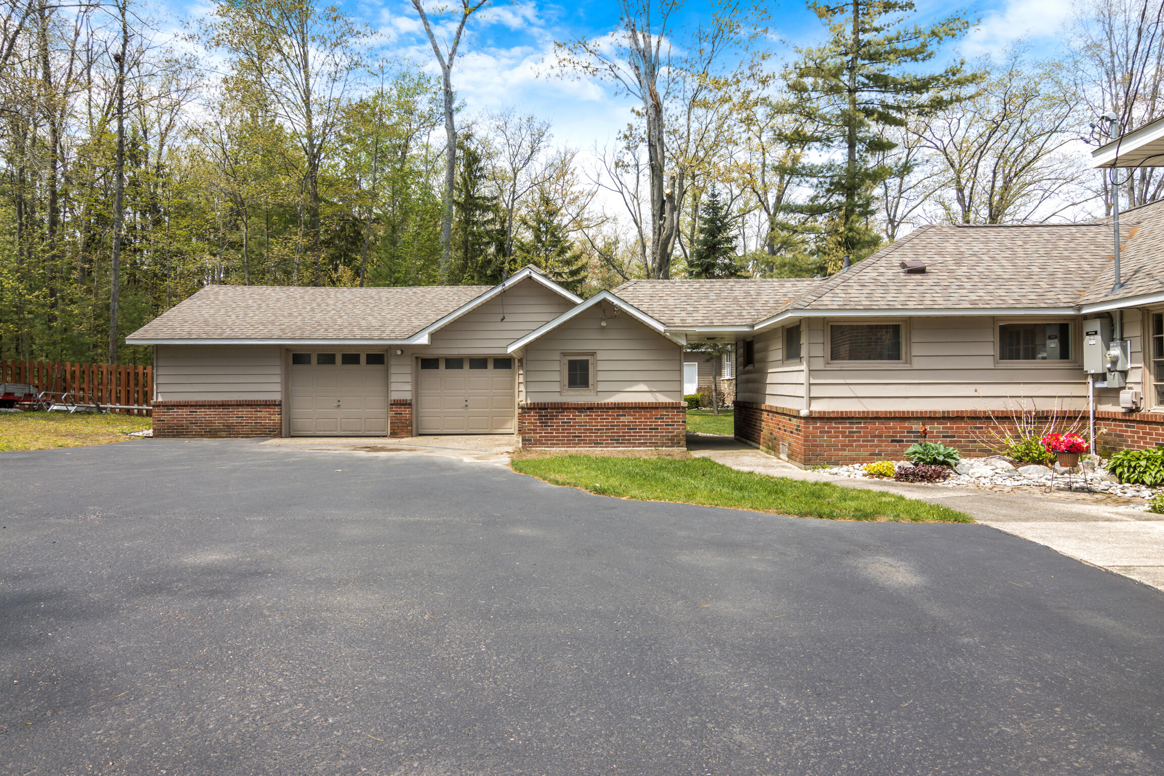 Roscommon, Michigan, 48653, United States, 6 Bedrooms Bedrooms, ,2 BathroomsBathrooms,Residential,Active,2038178