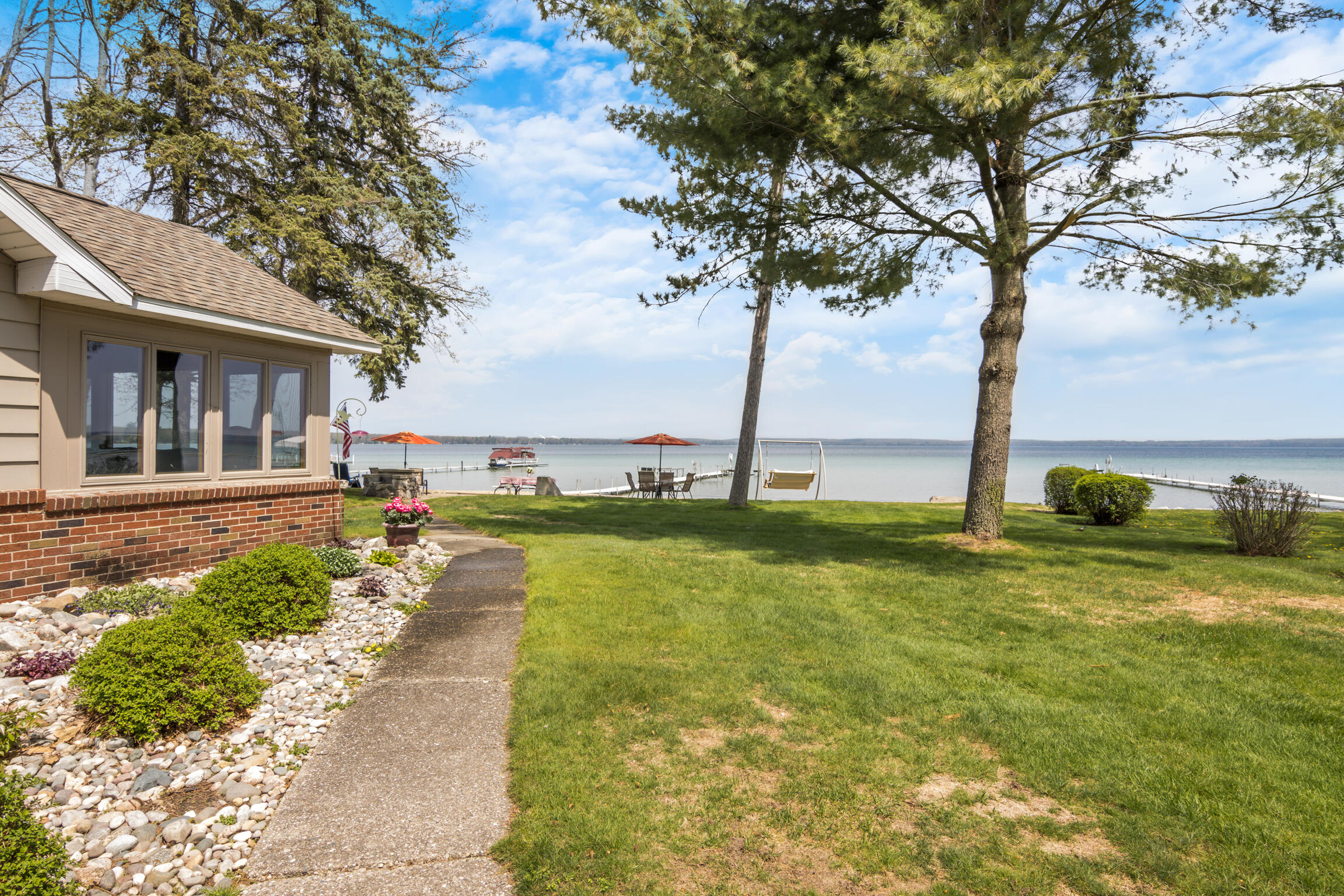 Roscommon, Michigan, 48653, United States, 6 Bedrooms Bedrooms, ,2 BathroomsBathrooms,Residential,Active,2038178