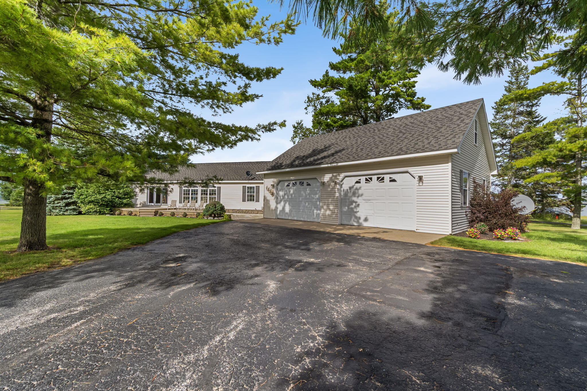 Cheboygan, Michigan 49721, United States, 5 Bedrooms Bedrooms, ,3 BathroomsBathrooms,Residential,Contingent,200260