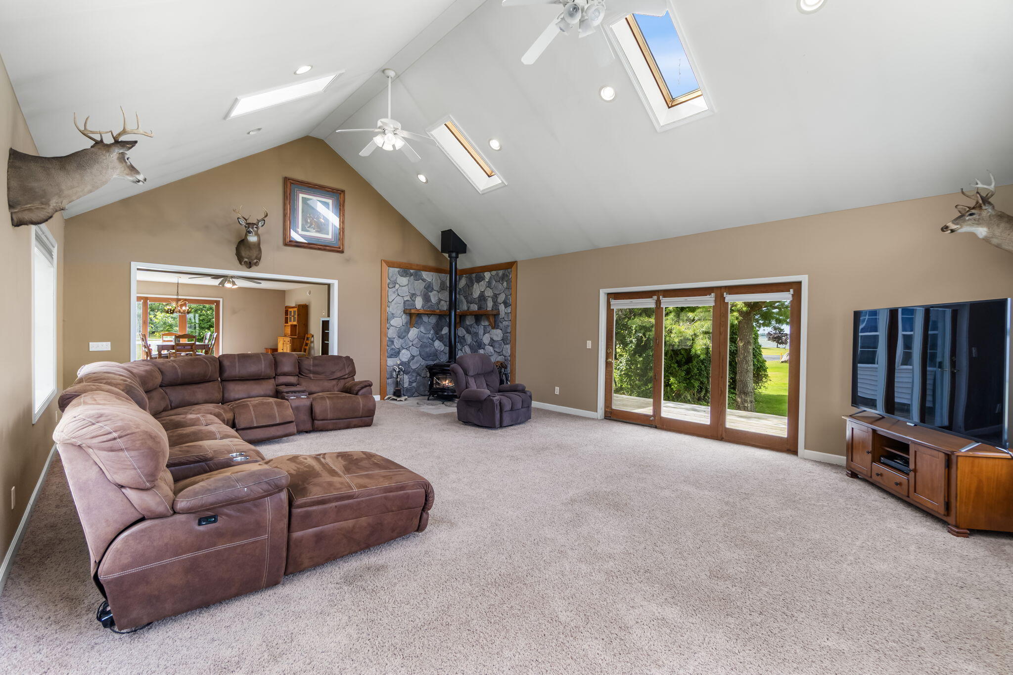 Cheboygan, Michigan 49721, United States, 5 Bedrooms Bedrooms, ,3 BathroomsBathrooms,Residential,Contingent,200260