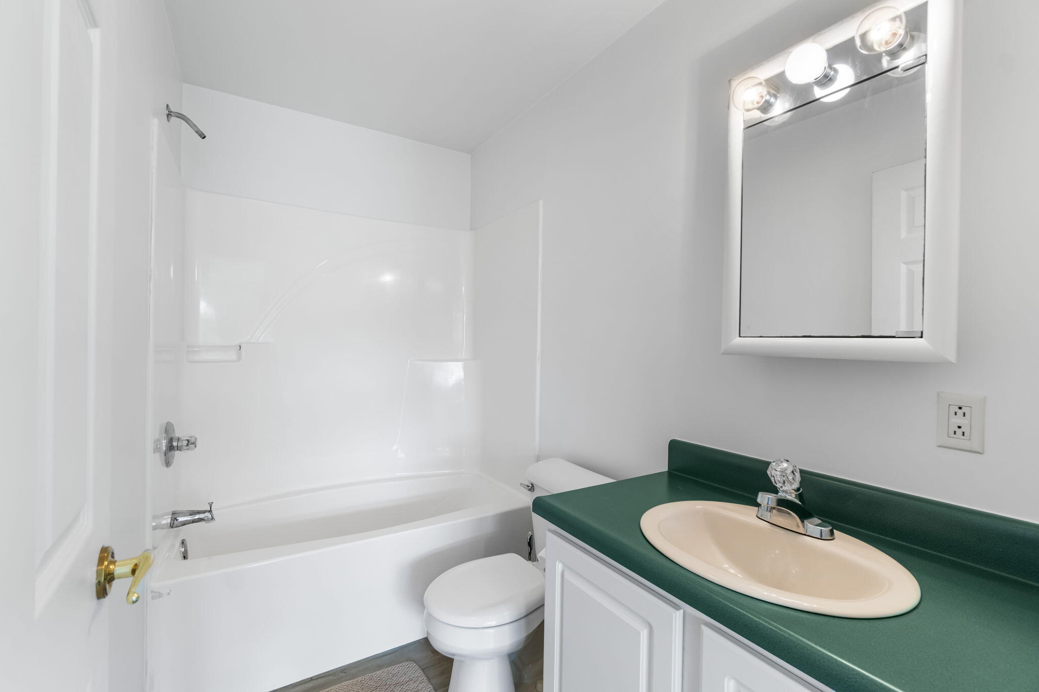 Cheboygan, Michigan 49721, United States, 5 Bedrooms Bedrooms, ,3 BathroomsBathrooms,Residential,Contingent,200260