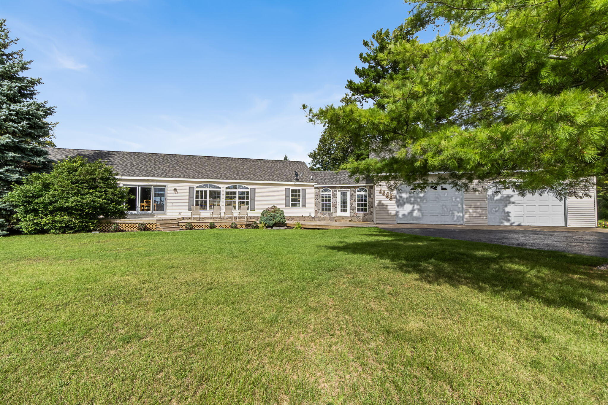 Cheboygan, Michigan 49721, United States, 5 Bedrooms Bedrooms, ,3 BathroomsBathrooms,Residential,Contingent,200260