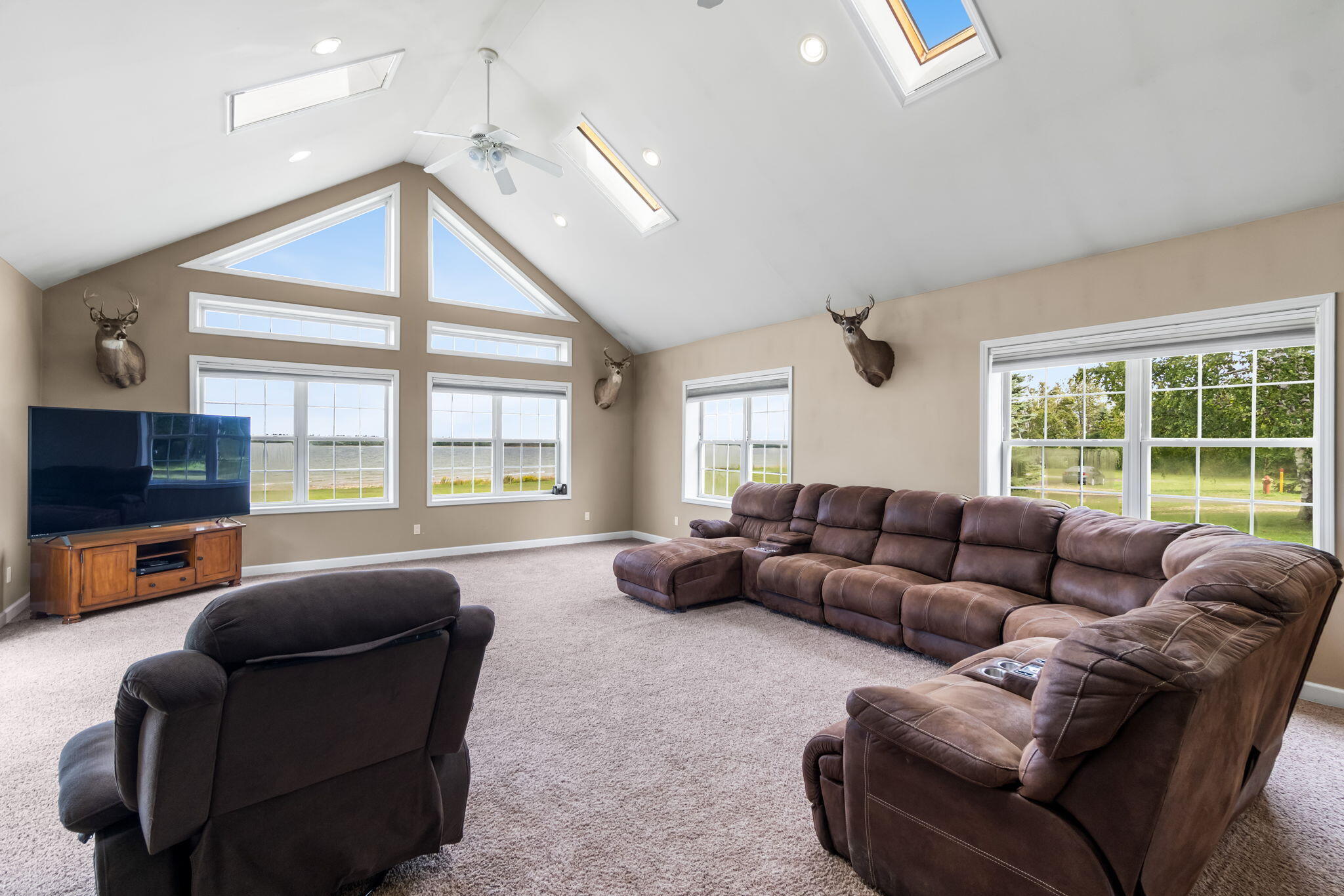 Cheboygan, Michigan 49721, United States, 5 Bedrooms Bedrooms, ,3 BathroomsBathrooms,Residential,Contingent,200260