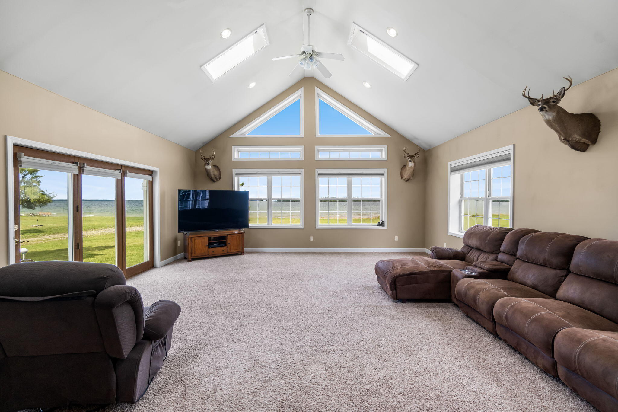 Cheboygan, Michigan 49721, United States, 5 Bedrooms Bedrooms, ,3 BathroomsBathrooms,Residential,Contingent,200260