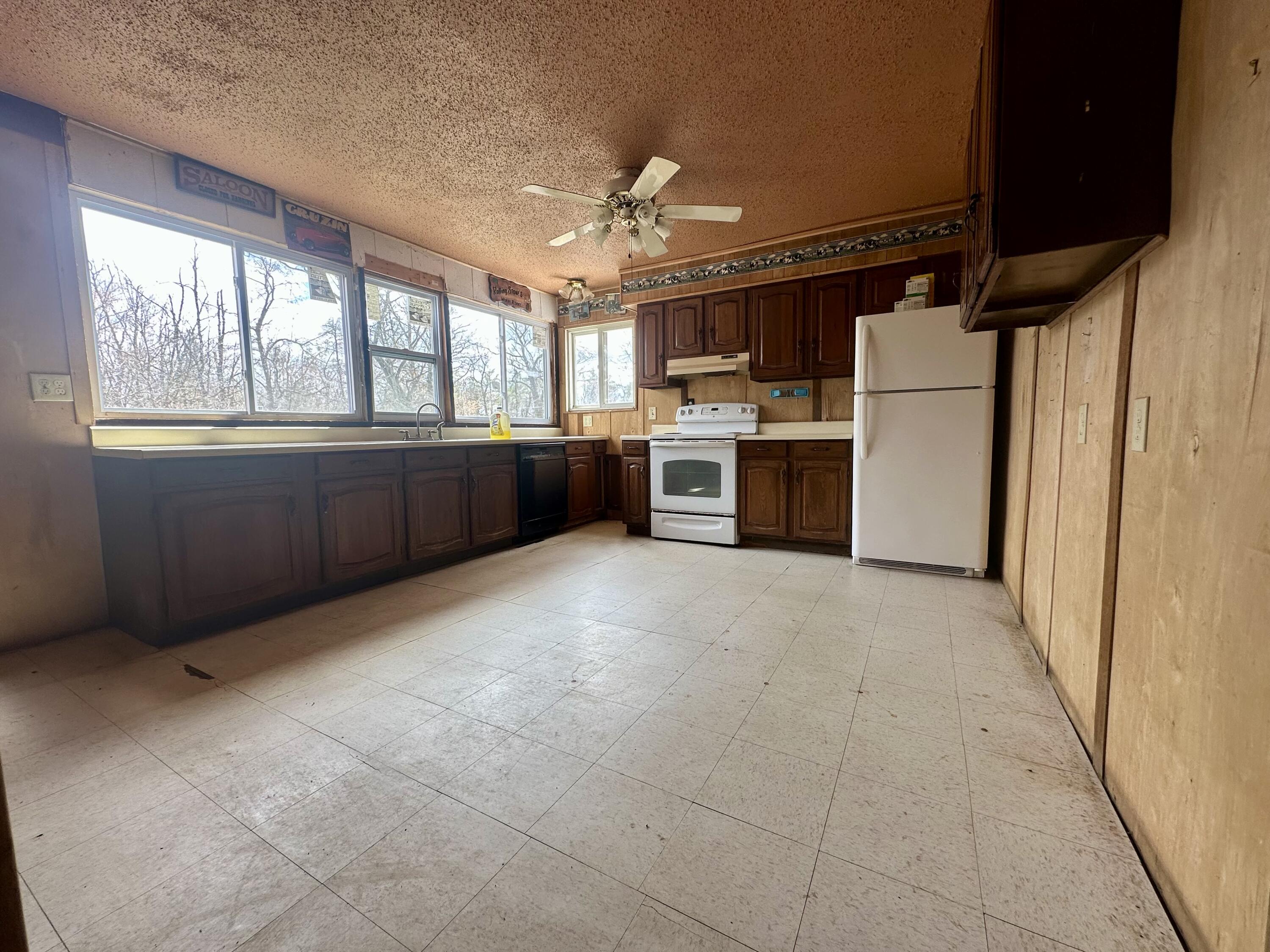 Properties Available 1 - 1 21285 Porcupine Road