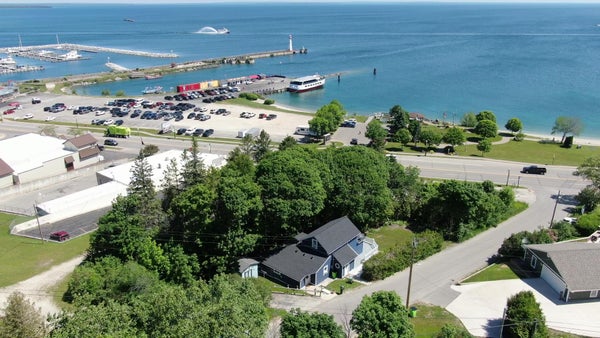 121 FITCH ST, SAINT IGNACE, MI 49781 - Image 4d77b6201b92d37aadb89bb3b10edf84/3735304888