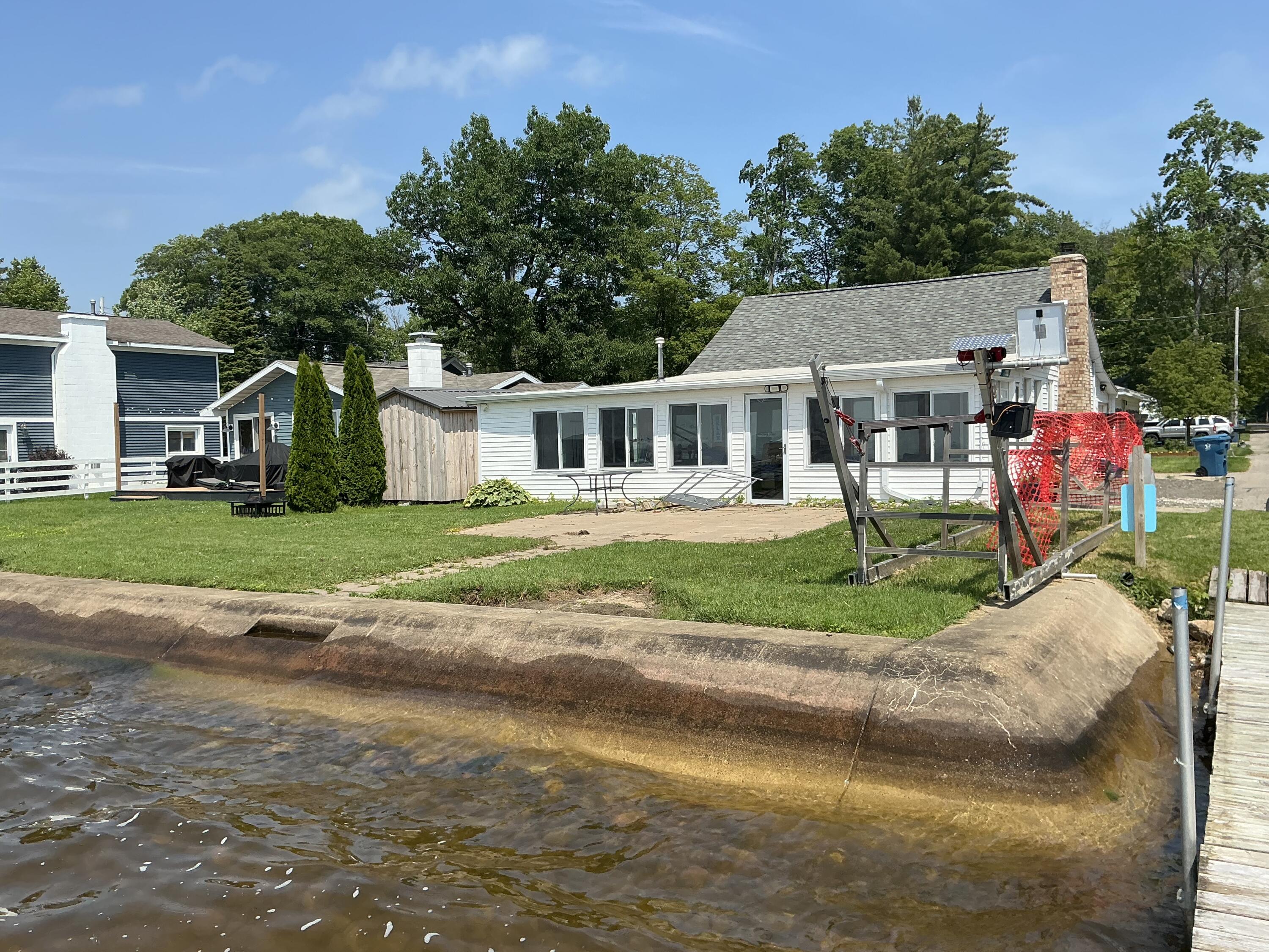 Photo 1 of 29 — 228 Mallard Avenue, Houghton Lake, MI 48629