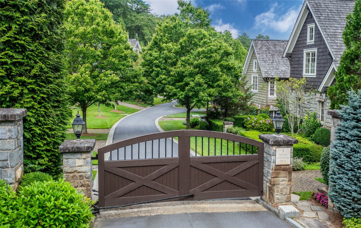 Highlands, North Carolina 28741, United States, 4 Bedrooms Bedrooms, ,5 BathroomsBathrooms,Residential,Active,221975