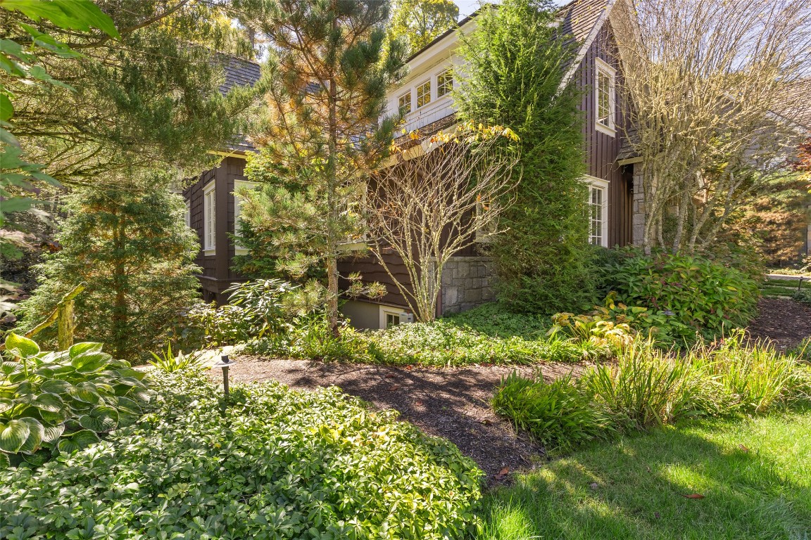 Highlands, North Carolina 28741, United States, 4 Bedrooms Bedrooms, ,5 BathroomsBathrooms,Residential,Active,221975