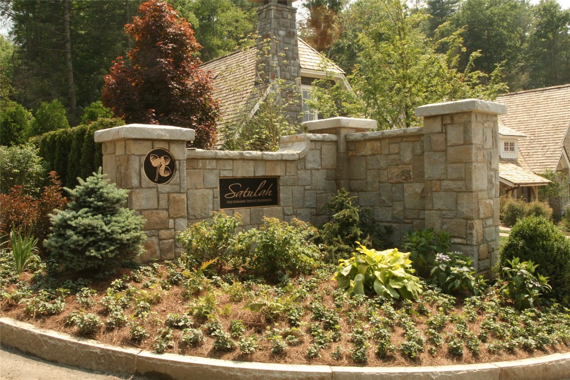 Highlands, North Carolina 28741, United States, 4 Bedrooms Bedrooms, ,5 BathroomsBathrooms,Residential,Active,221975