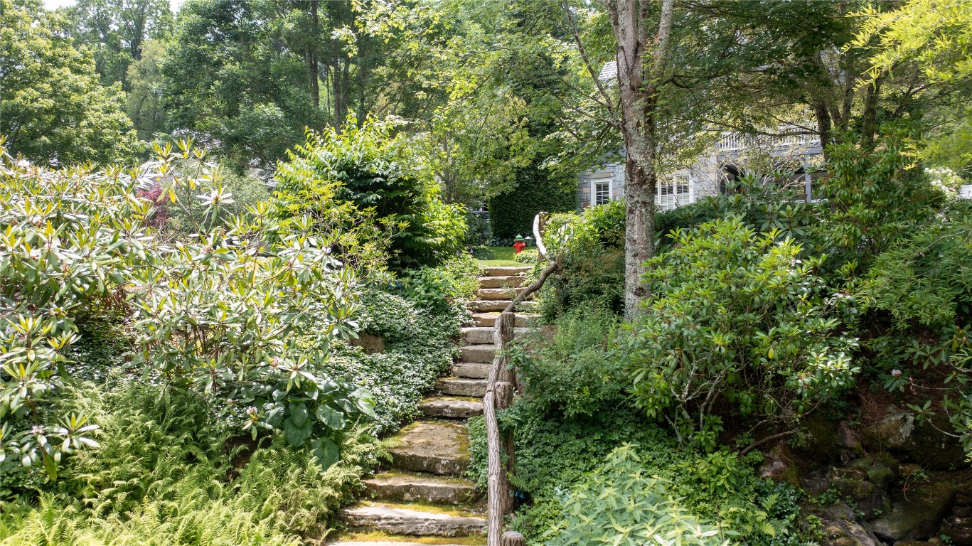 Highlands, North Carolina 28741, United States, 4 Bedrooms Bedrooms, ,5 BathroomsBathrooms,Residential,Active,221975