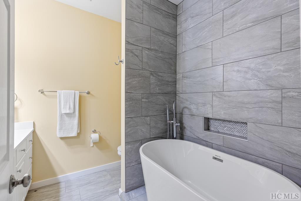 Highlands, North Carolina 28741, United States, 2 Bedrooms Bedrooms, ,2 BathroomsBathrooms,Residential,Active,50559