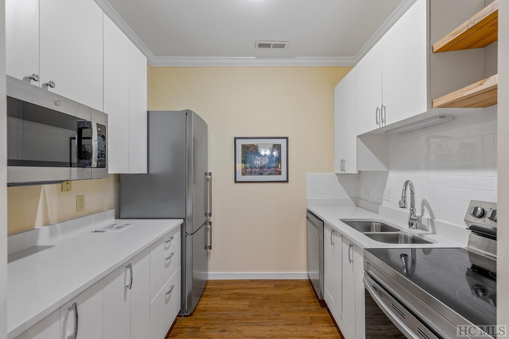 Highlands, North Carolina 28741, United States, 2 Bedrooms Bedrooms, ,2 BathroomsBathrooms,Residential,Active,50559