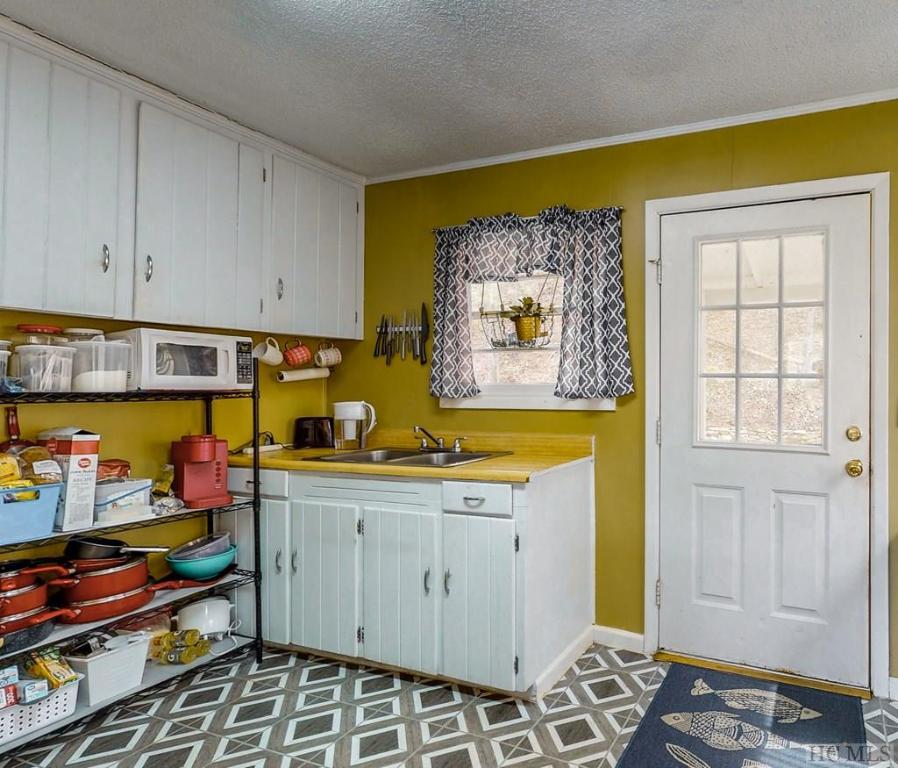 Scaly Mountain, North Carolina 28775, United States, 2 Bedrooms Bedrooms, ,1 BathroomBathrooms,Residential,Active,72876