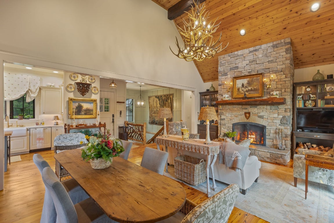 Highlands, North Carolina 28741, United States, 4 Bedrooms Bedrooms, ,5 BathroomsBathrooms,Residential,Pending,215978